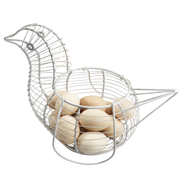El cable metálico de la cesta de huevos recoge la manija de madera de la cesta de huevos.