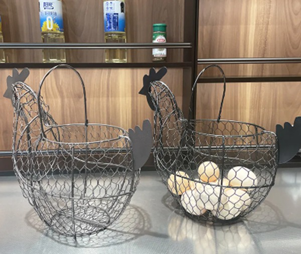 Wire Egg Collection Basket with Wooden Handle for kitchen